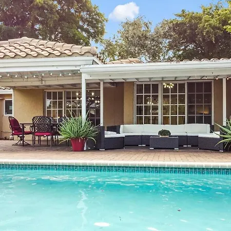 Spacious 4Br 3Ba W Heated Pool, 3 Miles To Beach